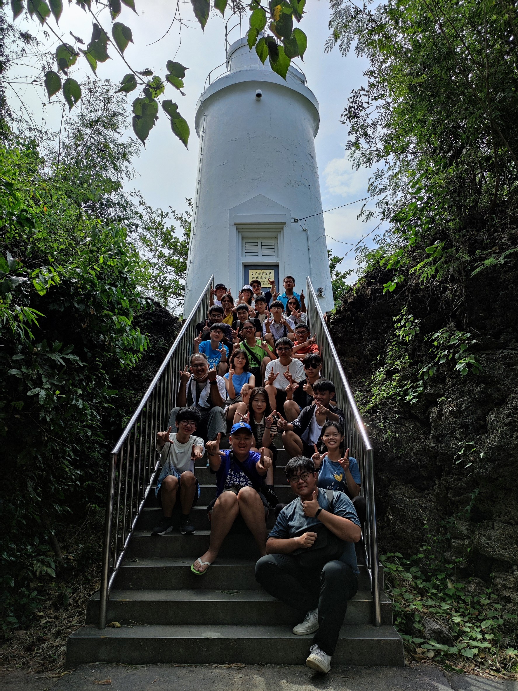 高三畢旅-Day3 白燈塔大合照 高三畢旅-Day3 白燈塔大合照